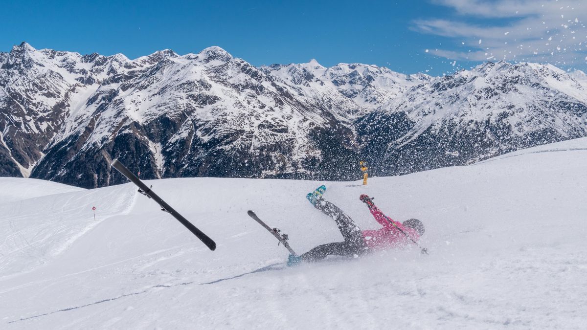 Lyžař v Alpách uvázl v hlubokém sněhu hlavou dolů, po převozu do nemocnice zemřel